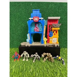 Marvel 2016 Spiderman Web Quarters Play Set w/ Figures